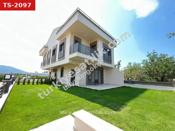 İzmir/menderes/gümüldür'de Denize 300m Geniş Bahçeli 4+1 Lüks Villa